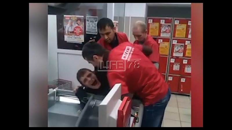 Охранник задержал воровку туалетной бумаги и наказал как следует