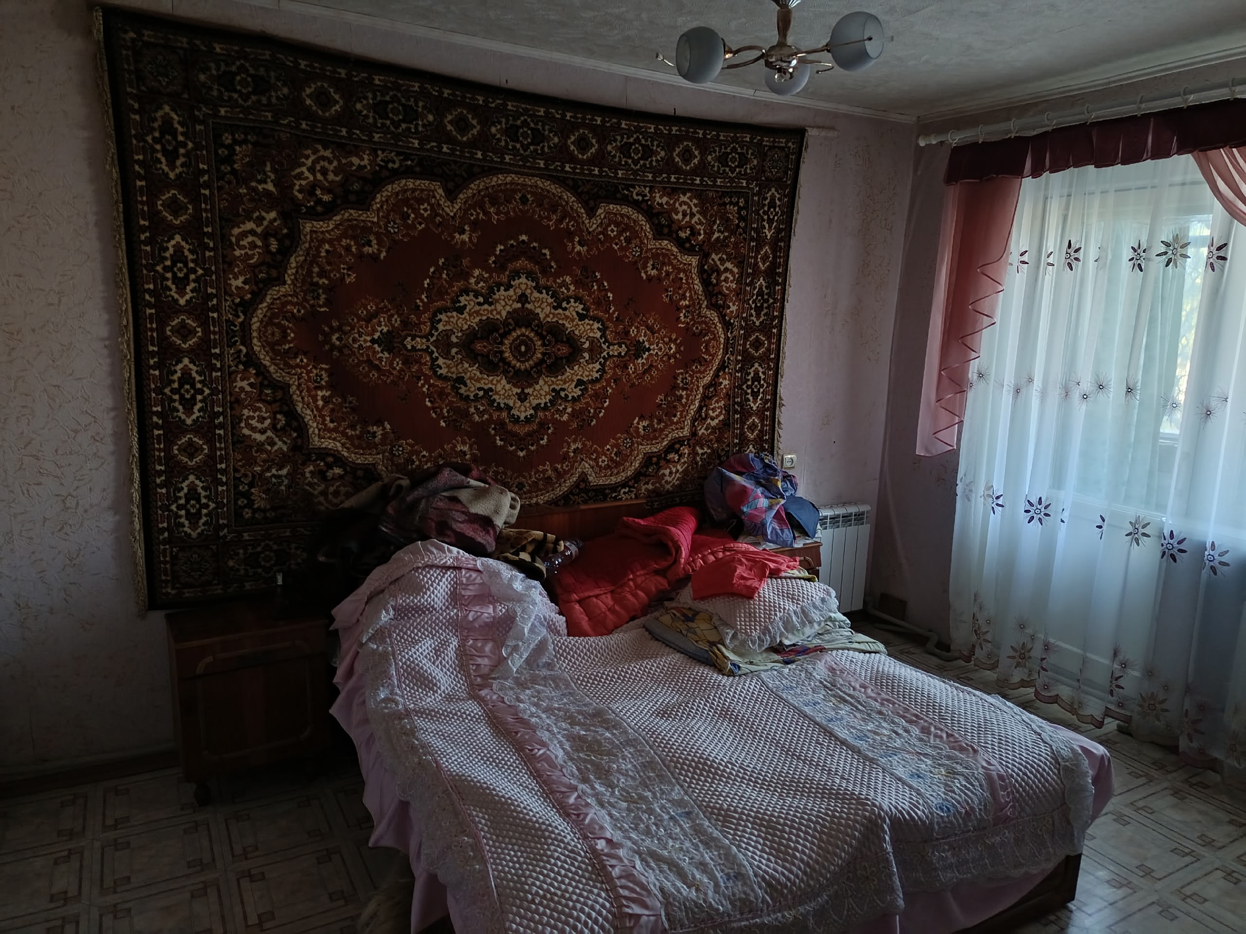 Продам центре города квартиру. Перевальск ул. Перова. дом 8. 3-х квартиру 1/5 этаж. Квартира продаётся полностью с мебелью два телевизора, стиральная машинка и т.д. Полностью сухая подвал утеплённый без сырости. Автономное отопление(двухконтурный газовый котёл). Окна ПВХ, свежая сантехника . Решётки. Два балк...