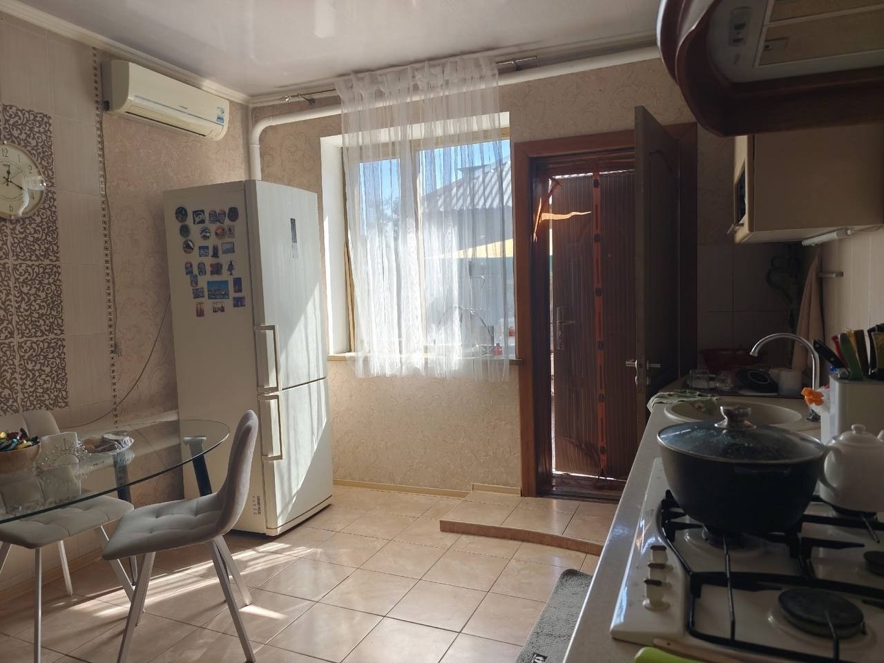 ⚡️⚡️⚡️ ⚡️⚡️⚡️Продается дом в Луганске в р-н Лесоторгового (ресторан Колхети) ✅Площадь 90кв.м ✅Участок 11 соток ✅Гараж на 2-3 машины с автоматическими воротами ✅Современный ремонт ✅Пластиковые окна ✅Тихая улица и спокойный соседи ✅Остановка общественного транспорта в 100 метрах ✅Владелец в городе ✅Долгов нет, ...