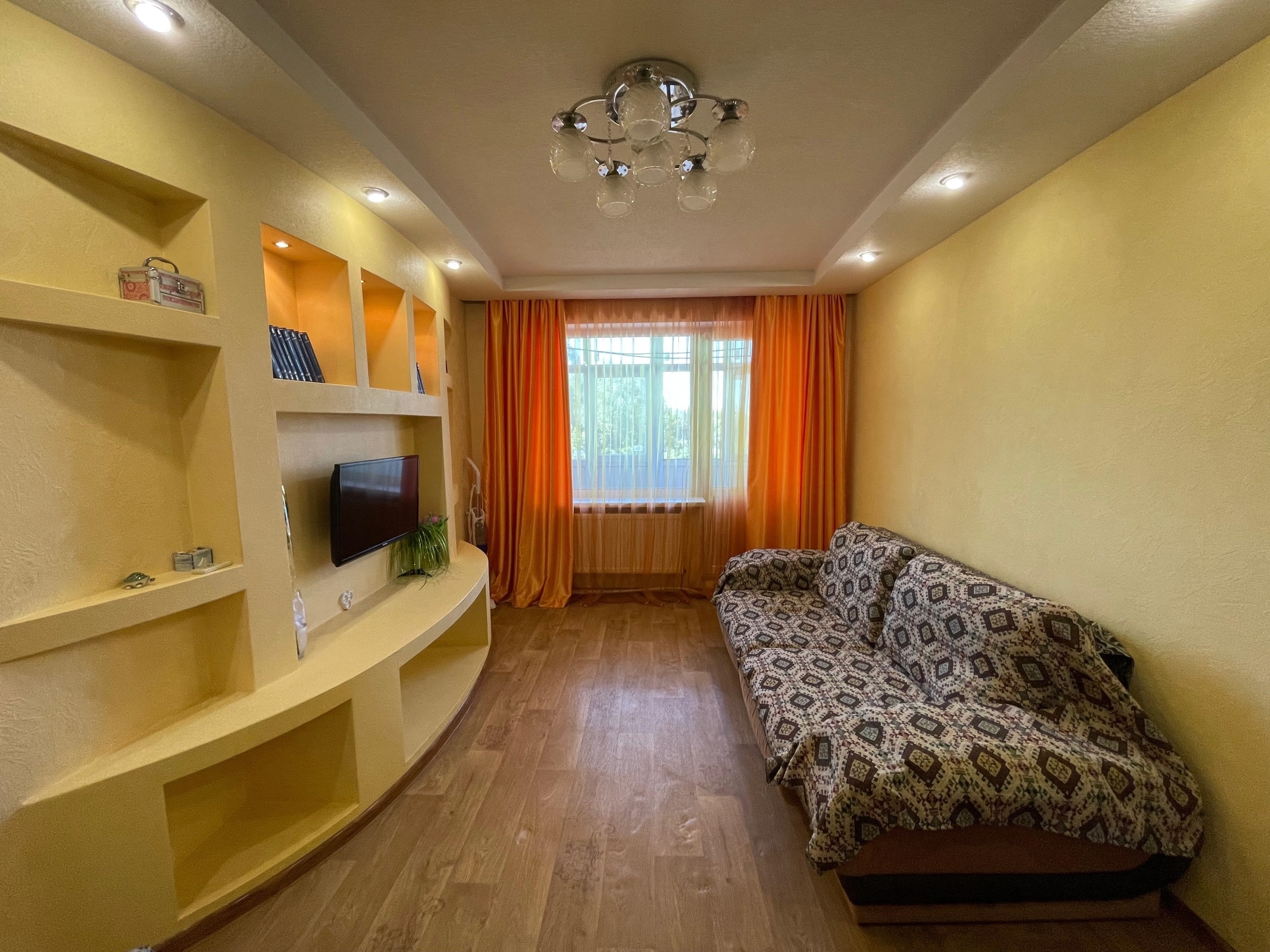 🏢 Продаётся 2-х комнатная квартира в Свердловске, кв.50 лет Октября 31-а, возле РЭС. 4-й этаж из 5-ти. 🛠Окна металлопластиковые. Сан.узел совмещённый в плитке. Газовый котёл. Точечное освещение. Балкон сделан. ✨Хорошее жилое состояние. Всё остаётся. 🕗Просмотр в любое время. 📄🇷🇺 Документы РФ, готовы к продаже....