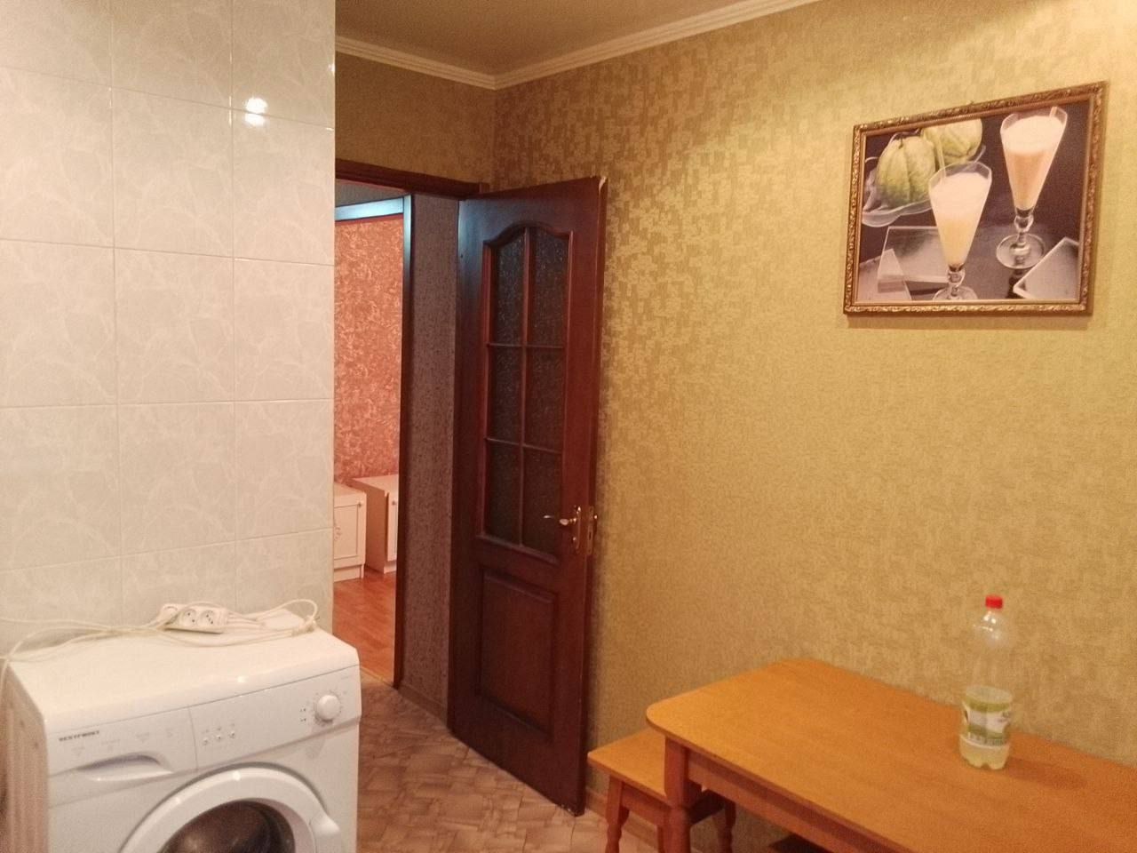 Продам 1-к квартиру на кв. Комарова. 33,3м2(чешский проект) 4/5 эт. Лестничные площадки большие широкие. В подъезде сделан ремонт. Дом кооперативный, кирпичный. Квартира с ремонтом. -Батареи Чехия, -окна м/п, -балкон металлопластик, обшит внутри и с улицы белым пластиком. -Ванная в современном кафеле, Мойдоды...