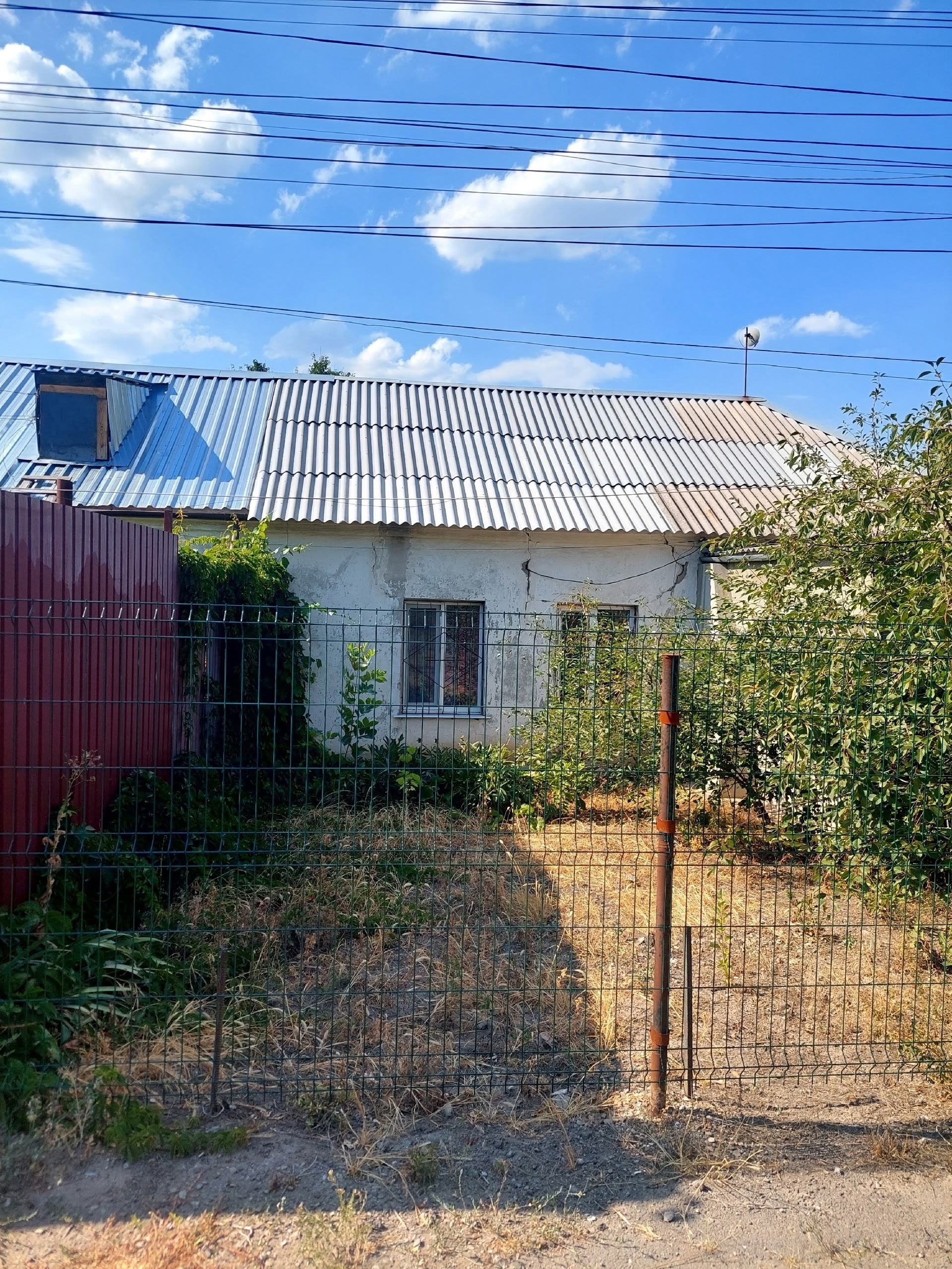 Продам дом на 2-х хозяев, ул. Мирная, район Таксопарка, рядом МакДак, Электрон. Общая площадь 55м2, 3 комнаты, из них 2 изолированных комнаты и 1 проходная. Косметический ремонт, жилое состояние. Кухня, с/у совмещен, двухконтурный котёл. Остается почти вся мебель и техника. Центральное водоснабжение, земля 4 ...