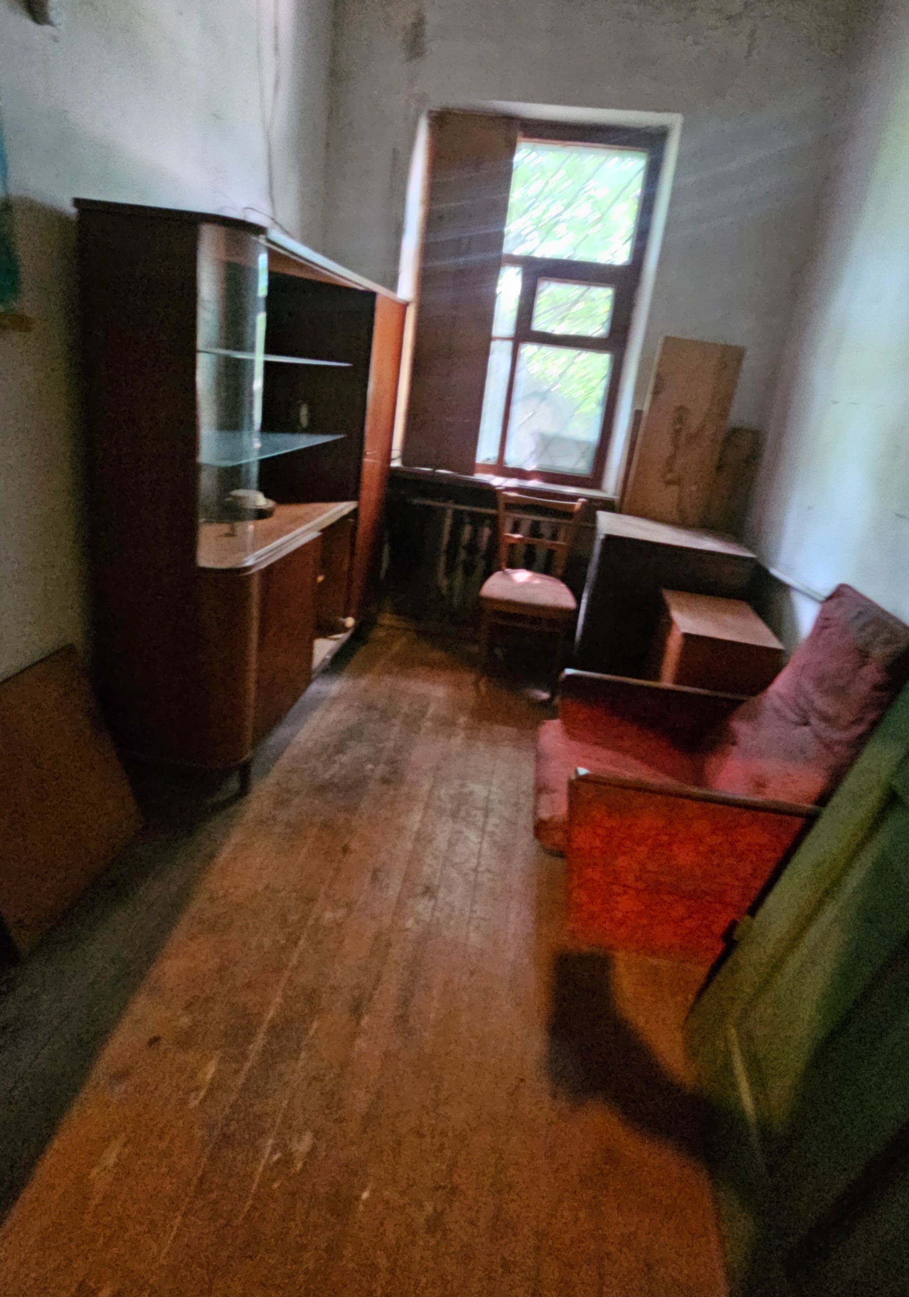 📢 🈴Продаётся дом в Центре Свердловска, пер. Больничный, р-н Роддома. 📐Площадь =96,7 м2, 5 комнат + веранда. Высота потолков 3 метра. Кирпичный дом, фундамент каменный. Большой подвал. 🛠 Заведён газ, котёл, счётчик. Сан.узел в доме. Сад, плодовые деревья. Под ваш новый ремонт. Цена 1,9 млн. 📄🇷🇺 Документы РФ, г...