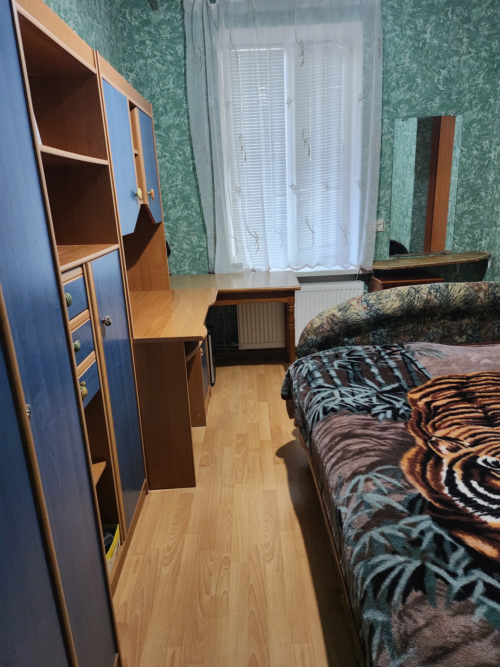 ‼️‼️Продаеться просторный, светлый, теплый дом 85м.кв. г.Луганск в районе ул Чапаева возле 4-ой школы. 🌳 Земельный участок 10 соток приватизирован ✅ 3 жилые комнаты: просторный , светлый зал 30 кв.м., две спальни (16 и 13кв.м), кухня (18 м.кв ), высота потолков 2,85 м. ✅Двухконтурный котел обеспечит комфорт в...