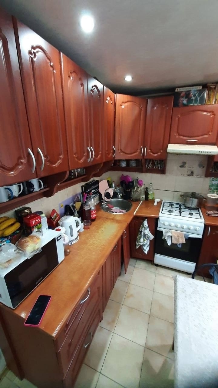 !!! Продаётся в Луганске 2-х комнатная ,уютная квартира на кв.Левченко ✅ 1/5 этаж ✅ Площадь 44,7 кв.м ✅ Не уловая ✅ комнаты раздельно ✅ Окна м/п ✅ Натяжные потолки ✅ На окнах решётки ✅ сан.узел совмещен ✅ Бойлер для нагрева воды ✅ Трубы м/п ✅ Есть большая пристройка балкон УЗАКОНЕН ✅ Продаётся с мебелью и б...