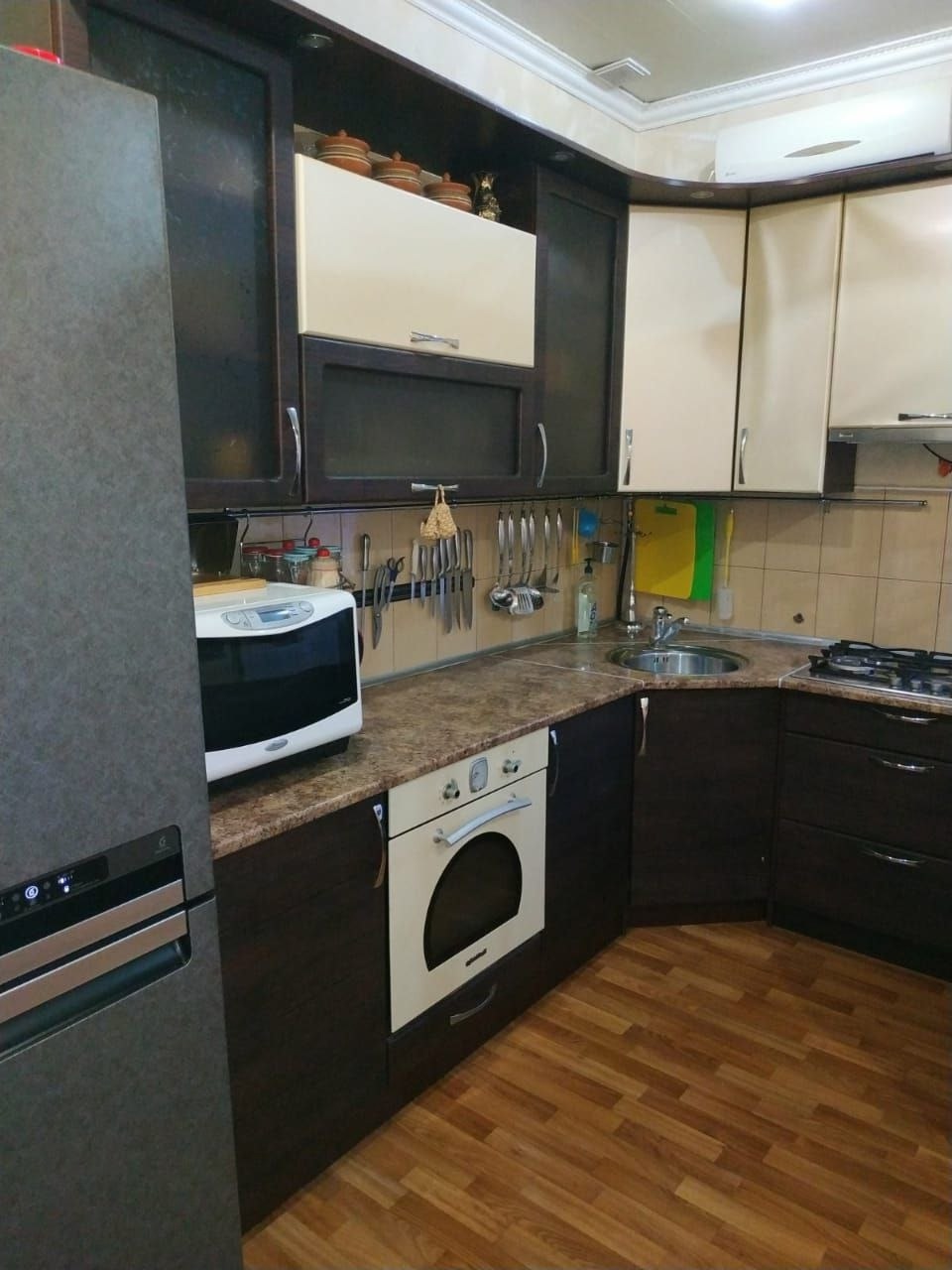 Длительная аренда. Сдается 2х этажный дом. 180 кв. Р-н 33 школы. Есть вся необходимая мебель и техника. Есть ВСЁ!!!! Капитальный гараж на 2 машины. ...