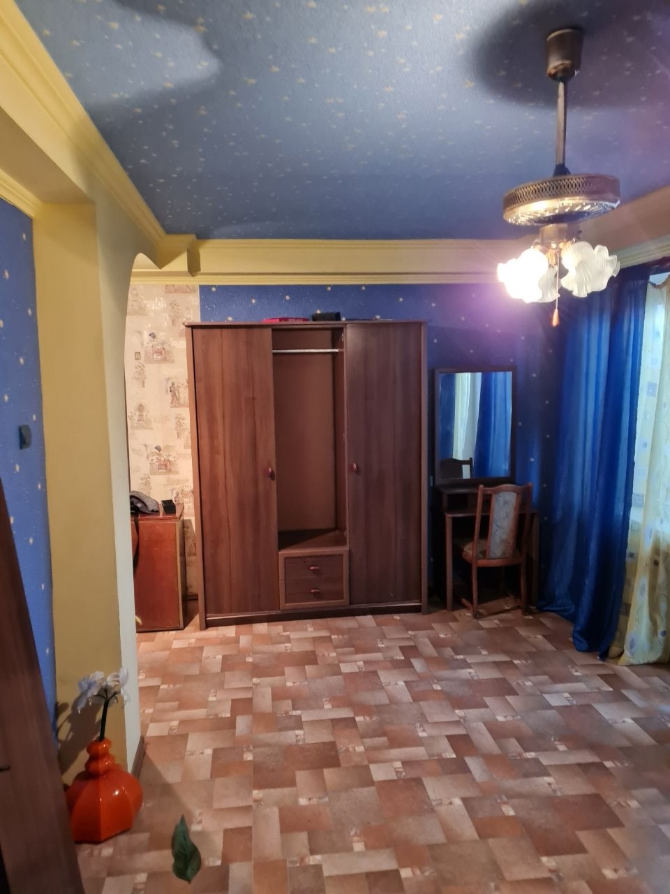 Сдаётся 2-ух комнатная квартира в районе супермаркета Сфера. 8 этаж,лифт не работает. Косметический ремонт, мебель, техника. Цена 20.000+к/у,оплата за первый и последний месяц, услуги агентства. +79591245605...