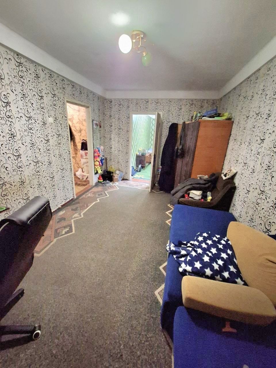 Продам 2-х ком квартиру на кв. Солнечный 3/5 эт., 41,3 кв.м., кухня 6,3 кв.м., центральное отопление, не угловая, сухая, с/у раздельный, жилое состояние. Вся мебель и бытовая техника остается. Отличное месторасположение: супермаркеты, остановка транспорта, школа, детский сад, рынки, банк, почта. . Цена 4 500 ...
