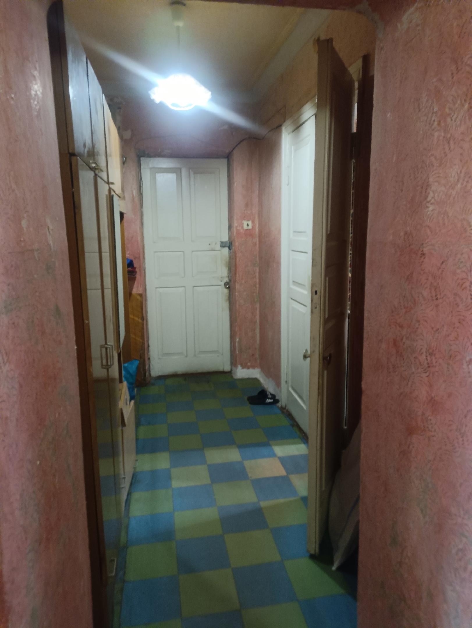 Объект 905 Продаётся 2-х к. "Сталинка" в г. Алчевске р-н Налоговой по пр. Ленина 3/5 эт.дома ОП - 54 кв, кухня - 7,7 кв. Окна - МП В квартире 2 балкона. Газовая колонка. Цена - 2.400.000₽. ЗВОНИТЕ: +7 959 131 77 52 +7 959 020 15 93 ...