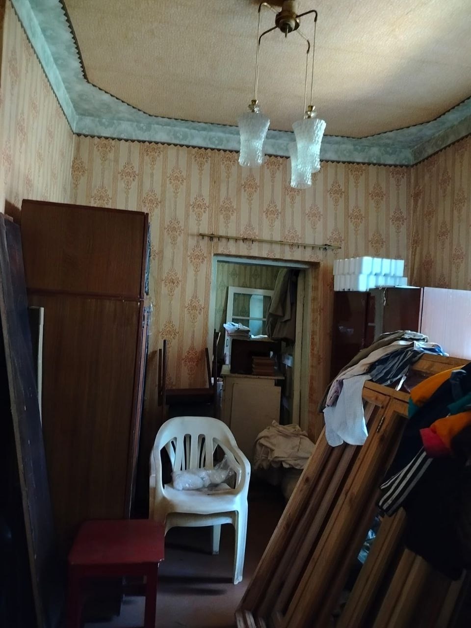 Брянка дом ( ул. Красная ) на 2 хозяина, 5-х комнатный ( под ремонт ) Район старого автовокзала ( 200 метров от магазина ВАШ и центральной трассы Алчевск-Стаханов ) — Паровое отопление - газовая труба проходит рядом — перекрыта новая крыша —новый шиферный забор — водопровод в доме Идеальный вариант для дачи 🏡...